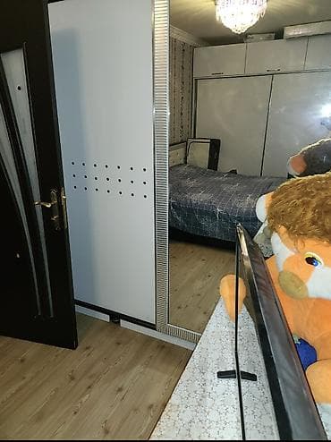 divar paneli: Ağ rəngli sürgülü qapılı geyim dolabı - 2 qapılı konstruksiya: biri — 3