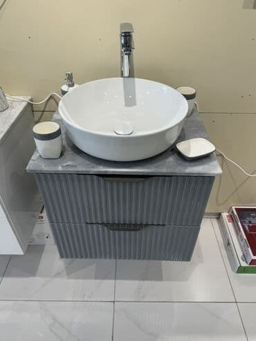 Santexnika: Bu dəstəkləyici şkafı olan tək lavabodur. Lavabo ağ rəngdə, dəyirmi — 1