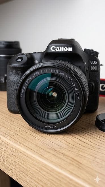 canon 50 mm: •	Canon 80D body + Canon 18-135mm lens 	•	Lens zoom funksiyalı, çox — 3