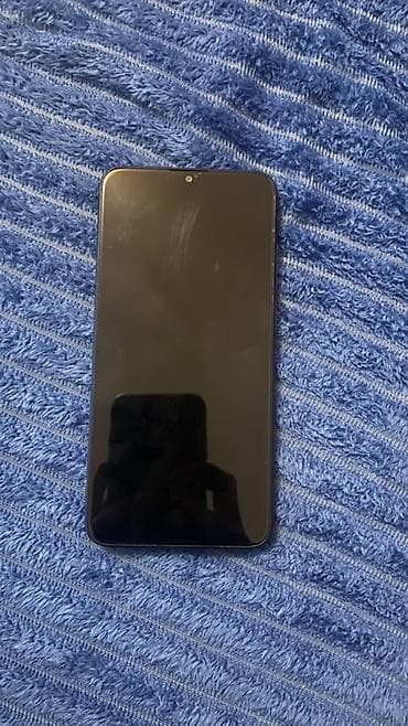 Smartfon – ekranda damla tipli ön kamera çıxıntısı olan, maviyə çalan