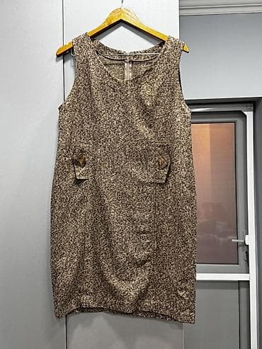 Qadın paltarı – qolsuz, dizə yaxın uzunluqda sheath/koker stilində