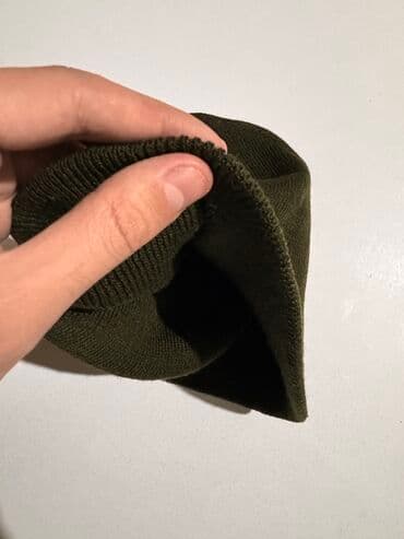 onlayn papaq: Tünd yaşıl rəngdə toxunma papaq (beanie). Klassik qatlanmış kənarlı — 2