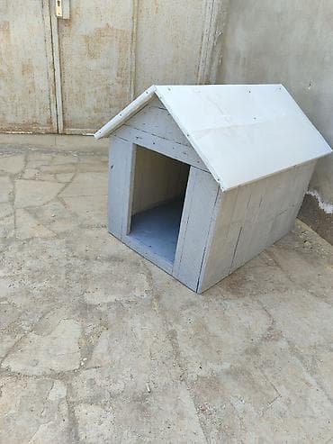 Ağ damlı taxta it evi - Material: qalın taxta lövhələr, üst hissə