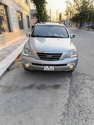 Kia: Kia Sorento, gümüşü rəng, 5 qapılı SUV. Xüsusiyyətlər:unvan bine — 1