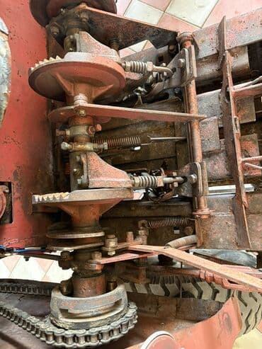 traktorlar: Ot presi – kvadrat bağlama tipli, traktorun PTO-su ilə işləyən qoşqu — 4