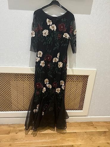 Qara işləməli,güllü,balıqmodel paltardır.150 manata satılır aşağı yeri — 2