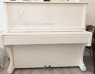 Ağ rəngli akustik pianino – klassik upright model. - Zərif dizayn: ön — 1