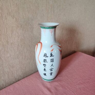 ваза красная: Çin güldani. Xalis farfor. 

Натуральная ваза ручной работы. Фарфор — 1