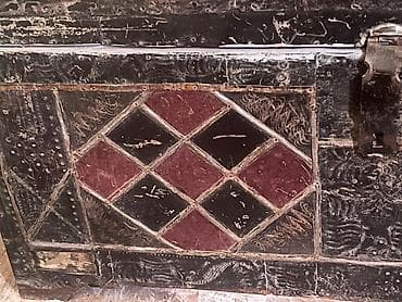 Фигуры: Rəngli naxışlı dəmir sandıq - Material: qalın metal/ dəmir gövdə — 2