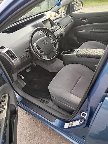 ilkin odənişsiz avtomobil: Toyota Prius, mavi rəng, 5 qapılı hatchback, hibrid. - Yüngül lehimli — 5