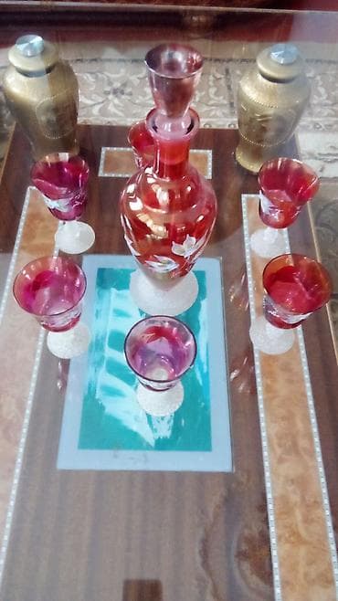 divar resmleri: Qırmızı şüşədən hazırlanmış dekorativ içki dəsti - Tərkib: 1 ədəd — 2