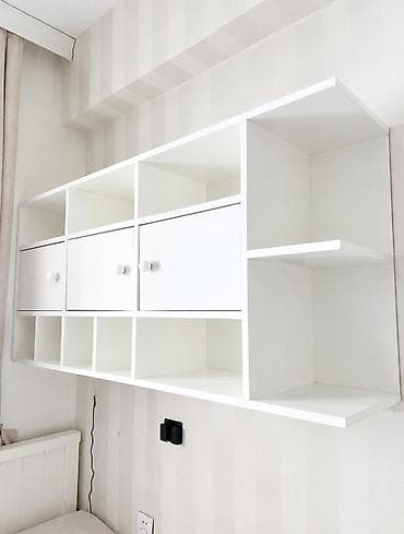 Rəflər: MDF-dən hazırlanmış ağ rəngli mebel satılır. Üzəri maşın boyasıdır — 1