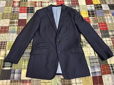 is formasi: Tünd göy rəngdə, incə zolaqlı kişi pencəyi. Xüsusiyyətlər: - Klassik — 2