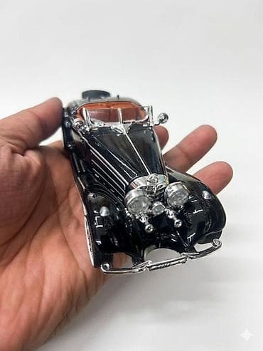 Kolleksiya üçün klassik retro kabriolet model maşın - Material: metal
