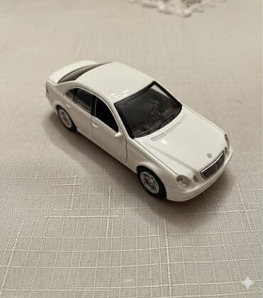 заказать модель машины: Ağ rəngli sedan tipli miniatür maşın modeli. Xüsusiyyətlər: - Korpus — 4