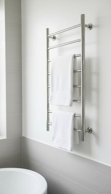 Divara quraşdırılan, dəsmal qurutmaq üçün nəzərdə tutulmuş xrom