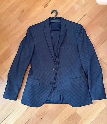 İdman dəstləri: Tünd göy rəngdə, incə xətli kişi kostyumu. Bu kostyum jaket və — 1