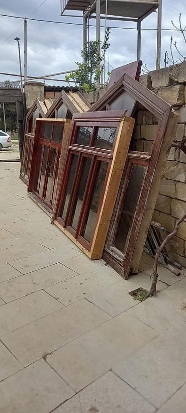 ikinci əl seyf qapi: Çox əla vəziyyətdə 9 pəncərə 1 qapı. 5 lik taxtadan yıgılma. Qiymət 40 — 2