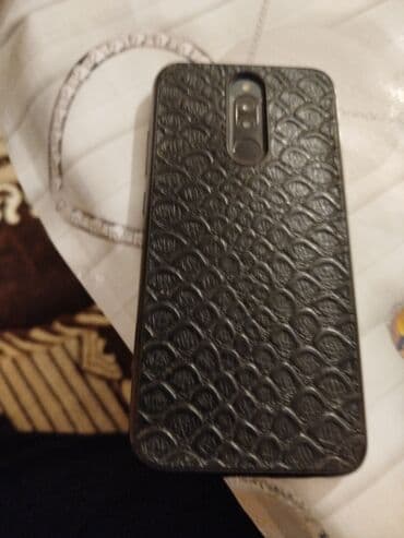 Smartfon - Ekran: damla (su damcısı) tipli ön kamera kəsiyi olan