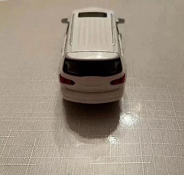 Ağ rəngli metal oyuncaq SUV model avtomobil - Material: metal gövdə — 3