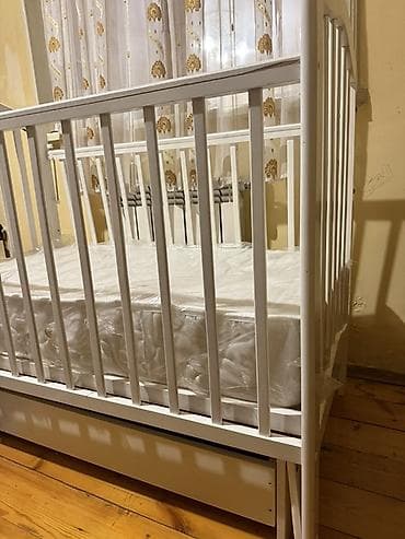 Oğlan və qız üçün, Dördbucaq, Beşik, Dəstsiz, Matras ilə, Yellənmə mexanizmsiz