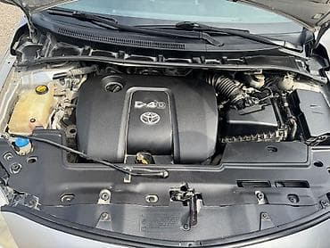 xarici masin: Toyota Corolla sedan – gümüşü rəng. - Kuzu: 4 qapı, kompakt sedan — 8