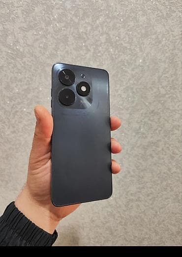 Smartfon – qara rəng, geniş ekranlı və mərkəzdə deşikli ön kamera