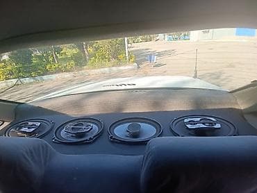 bu avtomobil traktor variantı: Daewoo Nexia sedan, 4 qapı, ağ rəng. - Kuzov: kompakt sedan, ön — 5