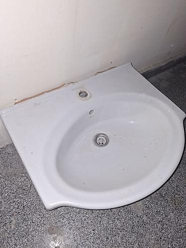 Divar tipli hamam/kombi otağı üçün keramika əl-üz yuma lavabosu