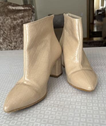 bot ayaqqabı: Qadin sapaşkisi az geyilib — 2