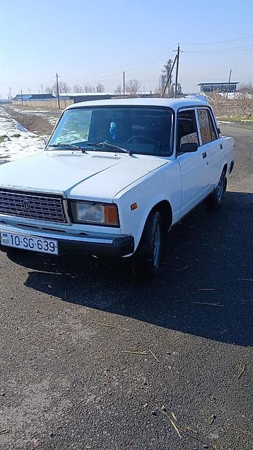opel satilir: VAZ 2107 sedan – ağ rəngli, 4 qapılı klassik kuzov. Mexaniki yan — 4