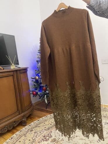 Təsviri: - Qadın geyimi – trikotaj paltar - Rəng: kəhrəba/qəhvəyi ton