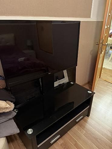 İşlənmiş, Düz TV altlığı, Polkalı, Şüşəli