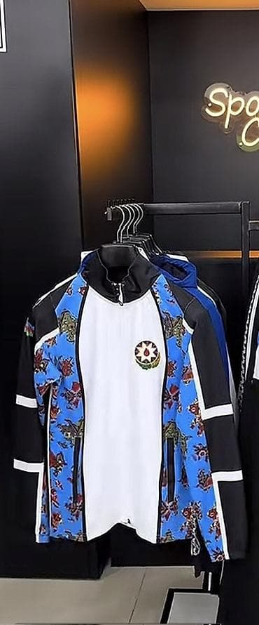 Rəngli naxışlı idman gödəkçəsi - Dizayn: Ön hissəsi ağ, qolları və