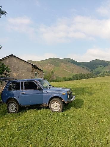 rol satisi: LADA Niva 4x4, mavi rəng, 3 qapılı kuzov. Texniki xüsusiyyətlər və — 1