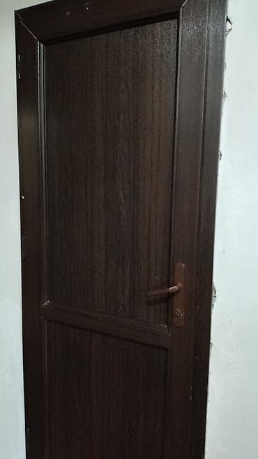 Bir eded plastik qapi.qiymet 100 man.olcu 70/2.00. unvan — 1
