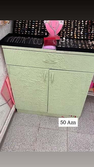 dukan vitrinleri: Satılır – butik üçün avadanlıq və mebel - Şüşəli vitrin: üstü tam — 1