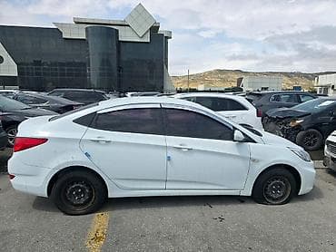 Hyundai Accent: 1.4 l | 2015 il Sedan