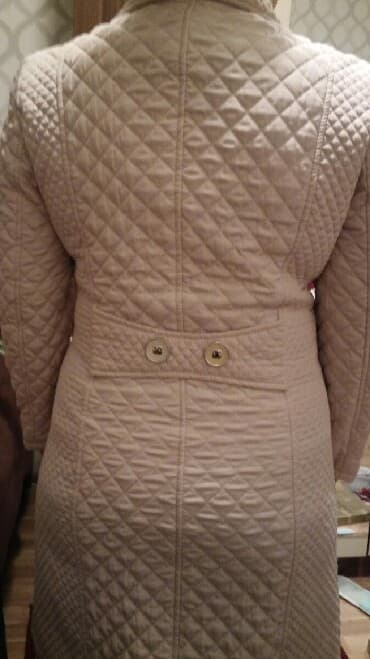 женский плащ новый: İncə tikişli sırıqlı plaş.Yaz və payız mövsümü üçündür.Çox az — 4