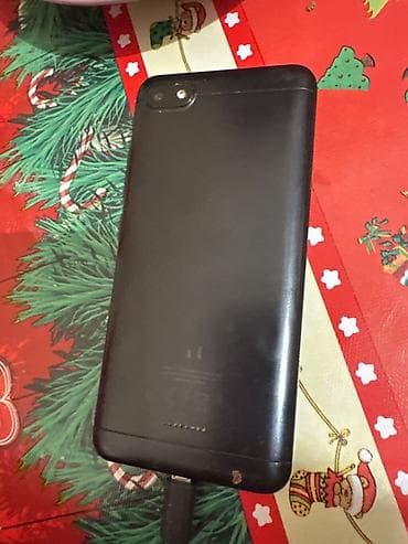 duymə kamera: Qara rəngli smartfon - Ekran: təxminən 5–5.5 düym, ön kameraya və — 2