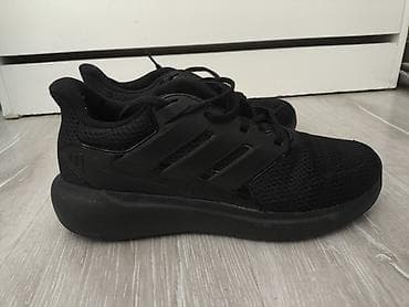 krasofka qadın: Tam qara Adidas idman ayaqqabısı - Model: qaçış/treyninq tərzində — 1