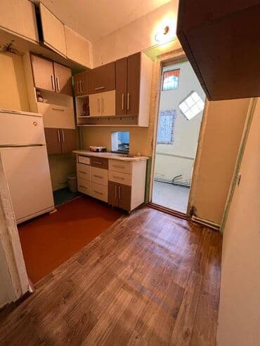 naximovda satilan evler: Orta temirlidi Kombi sistemi var 2 kindisoneri var 2yataq var real — 8