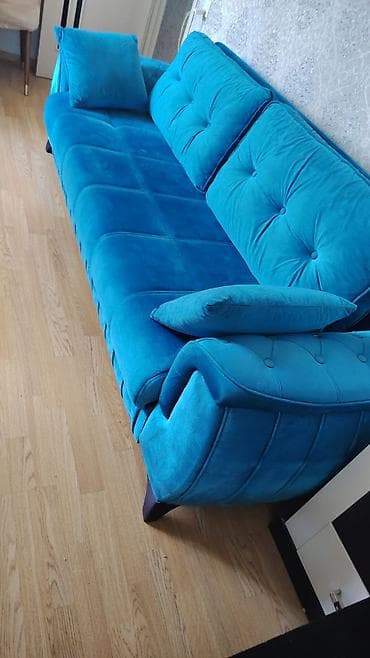 Mavi velvet/velur örtüklü üç yerlik divan - Rəng: parlaq firuzə-mavi