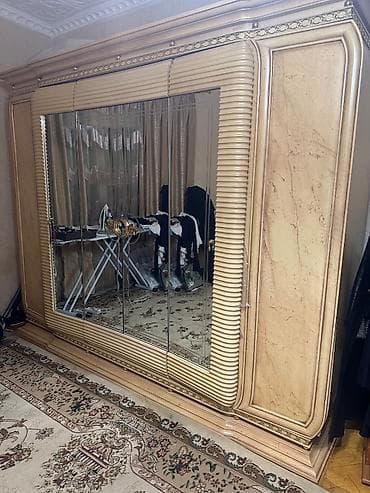 ucuz mebiler: Qiymət- 2000 manat 
İtaliya mebelidir 20000 manata alınmışdır — 7