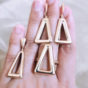 sirqalar qizil: Dəstə daxildir: Üzük, Sırğa, Kulon, Sarı qızıl, 585 Əyar, 803 g — 1