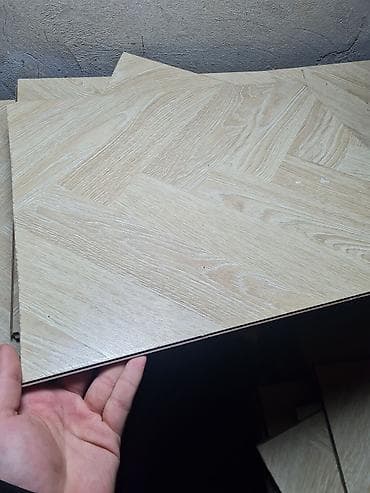 Tavan: Parket Laminat, kvadrati 45 azn den alinib. 10 azn den satilir. yaxsi — 2