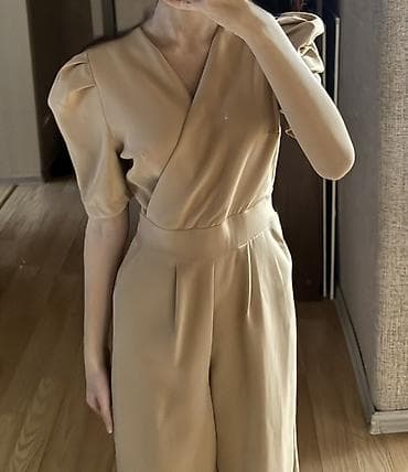 Bej rəngli qadın kombinezonu - Stil: Zərif, minimal dizayn - Üst