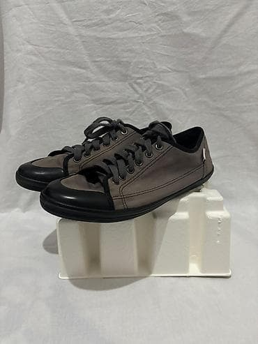 Levi’s kişi krossovkası - Model: Aşağı boğazlı (low-top) Levi’s