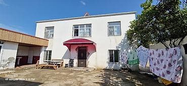 20 ci sahe ev: Satılır: həyət evi və əlavə tikili - İki mərtəbəli ağ rəngli həyət — 2