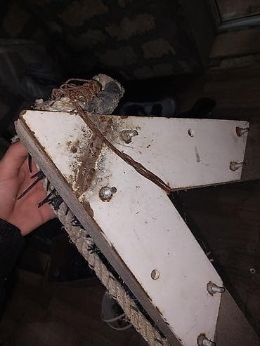 Məhsul: Taxta üçbucaq forma­lı qurğu – ətrafı sıx, sərt plastik/metal